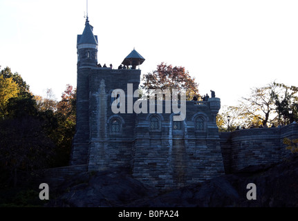 Schloss Belvedere am späten Nachmittag im Herbst fallen im Central Park New York City Stockfoto