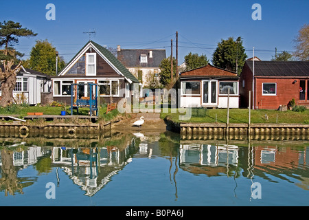 Häuser, die Reflexion über die Surfleet Resevoir in Lincolnshire Fens Stockfoto