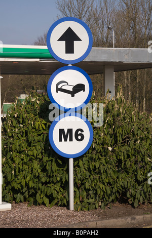 Richtung Straßenschild an Hilton Park M6 North gebunden (nordgehend) Autobahn-Tankstelle. Stockfoto