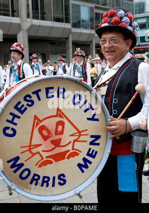 Schlagzeuger mit Morris Dancers In London UK Europe Stockfoto