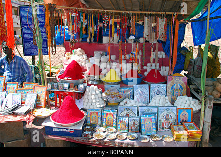 Puja-Artikel-Shop bei Banashankari Tempel, Karnataka, Indien Stockfoto