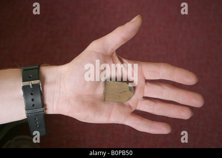 Einen kleinen Klumpen von Cannabis in ein mans Hand, Amsterdam, Niederlande. Stockfoto