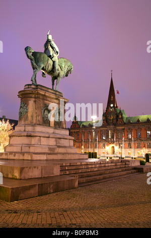 Satzung des Königs Karl X Gustav in der Nähe der Radhus oder Rathaus, Stortorget, Malmö, Schweden, in der Dämmerung. Stockfoto