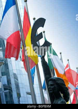 Bronze-Statue Frau Europa mit Euro Währung Schild Brüssel Belgien mit vielen nationalen Flaggen im Hintergrund Stockfoto