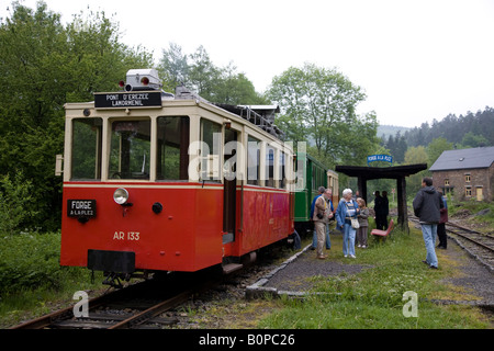 Rote und cremefarbene Straßenbahn an einer Station das Tram-Museum am Aisne in den Ardennen Belgien Stockfoto