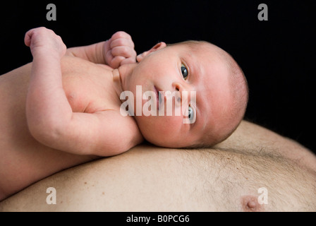 Joshua Kailas Hudson neugeborenen Jungen im Alter von 9 Tagen liegen auf der Brust des Vaters Terry Hudson Stockfoto