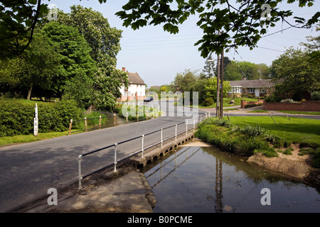 UK England Lincolnshire Bottesford Straßenkreuzung River Devon in der Nähe von Flamen Krankenhaus Armenhäuser Stockfoto