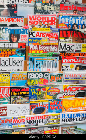 Zeitschriften auf dem Display in Zeitschriftenläden Fenster Stockfoto