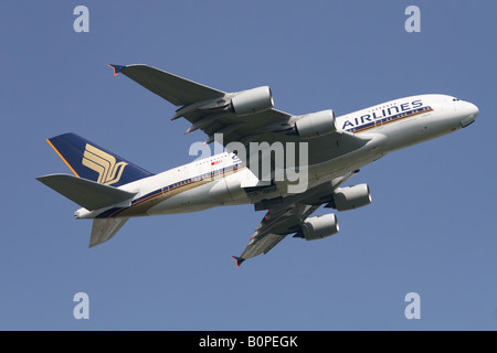 Airbus A380 Singapore Airlines neue moderne Doppeldecker zwei Stufe super-Jumbo Flugzeug abheben von London Heathrow Stockfoto