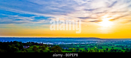 Ein stark bearbeitete Foto zeigt einen Sonnenuntergang über Macclesfield und die umliegende Landschaft mit verstärkten Farben. Stockfoto