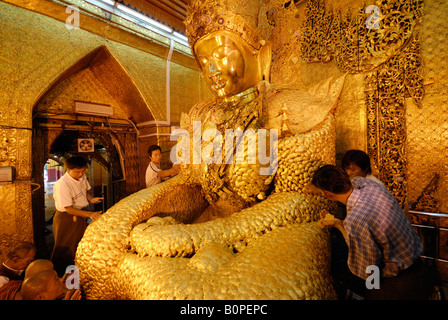 Menschen sammeln goldene Blätter auf sitzen goldenen Buddha in Mahamuni Pagode, Mandalay, Myanmar, Myanmar, Asien Stockfoto