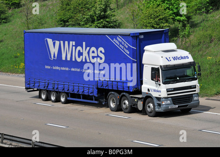 Wickes Builders Merchants DAF Lkw-Lieferwagen und Sattelzugwagen mit weichem Seitenvorhang Markenname Geschäftswerbung auf der Autobahn M25 UK Stockfoto