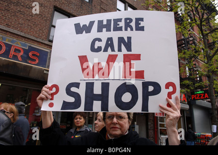 Bewohner des New Yorker Stadtteils Chelsea Rallye an der Ninth Avenue zur Unterstützung kleiner Unternehmen Stockfoto