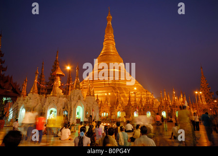 viele beten Menschen vor SHWEDAGON-Pagode, Nachtaufnahme, MYANMAR-Myanmar-Rangun-Yangon Stockfoto