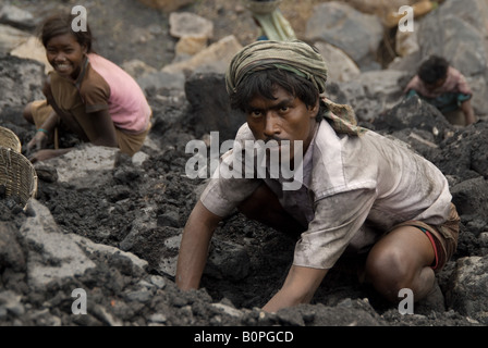 Illegale Kohlebergmänner durchkämmen Tipp in der Nähe von Suzii, Indien Kohle Bergbau Kapital. Stockfoto