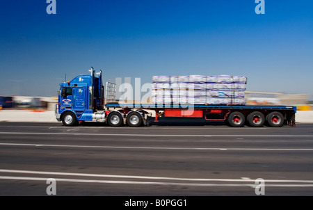 Transport und Trucking / A Semi Trailer transportieren Fracht Stockfoto