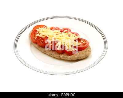 Vollkorn Fladenbrot, garniert mit Tomaten und Käse Stockfoto