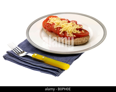 Vollkorn Fladenbrot, garniert mit Tomaten und Käse Stockfoto