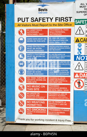 Verschiedenen Sicherheitszeichen Erinnerung auf einer Baustelle in New York Stockfoto