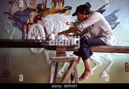 Künstler arbeiten auf einem Relief im chinesischen Tempel. Hoi an, Vietnam. Stockfoto