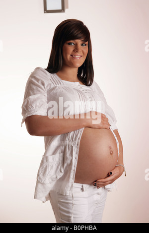 36 Woche schwangere Teenager Frau mit Bauch ausgesetzt. Stockfoto