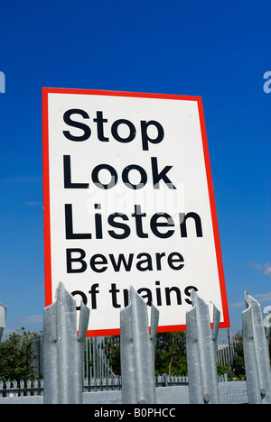 Stop Blick hören Warnschild Bahnübergang in Widnes gute Liniendiensten bildet nur Stockfoto