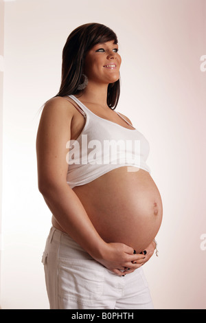 36 Woche schwangere Teenager Frau mit Bauch ausgesetzt. Stockfoto