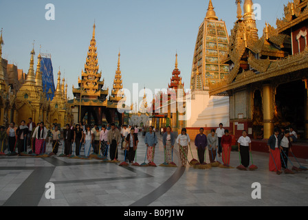 Burmesen sind Staub Shewedagon Pagode, Rangoon, Birma fegen. Stockfoto