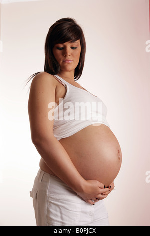 36 Woche schwangere Teenager Frau mit Bauch ausgesetzt. Stockfoto