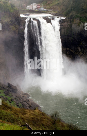 Snoqualmie Falls an einem nebligen Morgen im westlichen Washington Stockfoto