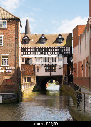 Fluß Witham vorbei durch das Glory Hole im Lincoln City Centre England UK mit mittelalterlichen Gebäude oben auf Stockfoto