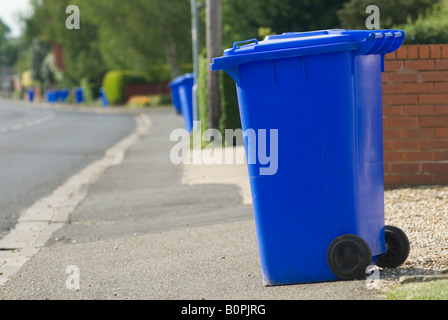 Mülltonnen, blaue Mülltonnen Boston Lincolnshire Mülltonnen Tag, Haushalte haben ihre Mülltonnen an der Straße der britischen 2008 2000er platziert Stockfoto