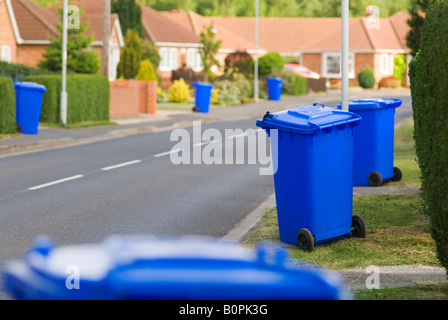 Mülltonnen, blaue Mülltonnen Boston Lincolnshire Mülltonnen Tag, Haushalte haben ihre Mülltonnen an der Straße der britischen 2008 2000er platziert Stockfoto