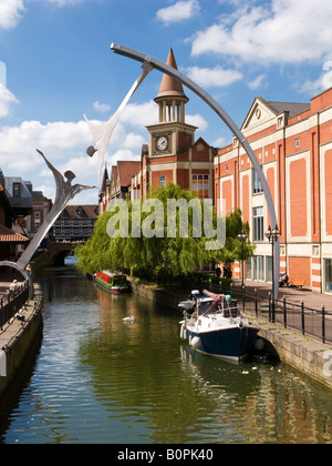 Fluß Witham und die Empowerment-Skulptur in Lincoln City Center Waterside Bezirk England UK Stockfoto