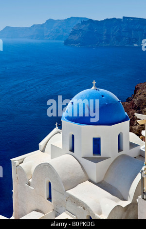 Blaue und weiße Kuppel der Kirche in Oia Santorini Griechenland Stockfoto