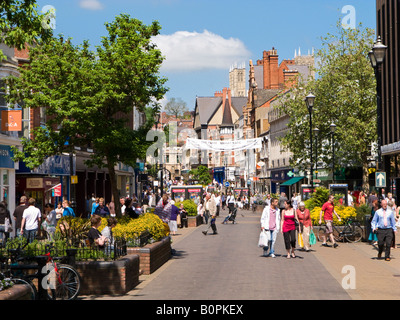 Hauptstraße in der Stadt Lincoln UK an einem Sommertag Stockfoto