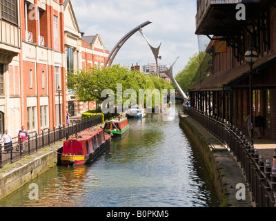 Fluß Witham und die Empowerment-Skulptur in Lincoln City Center Waterside District, England, UK Stockfoto