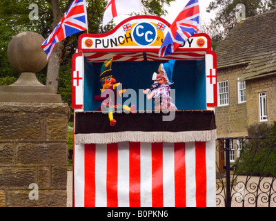 Traditionelle Punch und Judy Show mit Judy schlagen Herr Punch Stockfoto