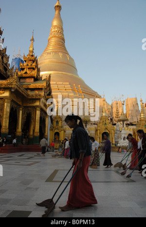 Burmesen sind Staub Shewedagon Pagode, Rangoon, Birma fegen. Stockfoto