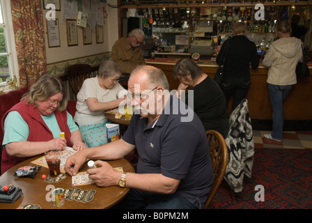 Bingo Abend 2000 s 2008 UK. Leute Bingo spielen in den lokalen Dorf pub Maurer Arme eine Gruppe von Einheimischen. Boston den Fens Lincolnshire HOMER SYKES Stockfoto
