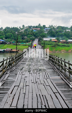 Die längste Holzbrücke in Thailand. Stockfoto