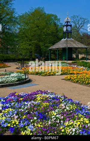 Ansicht von Blumenbeeten und Clock Tower in Hall Leys Park Matlock Derbyshire Peak District England UK Stockfoto