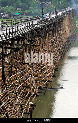 Die längste Holzbrücke in Thailand, Sangkhla Buri, Kanchanaburi Provinz. Stockfoto