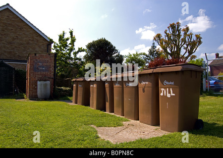 Eine Reihe von recycling-Wheelie-Behälter Stockfoto