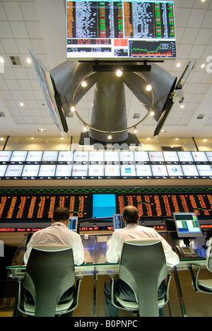 Börsenmakler arbeiten an Bovespa-Sao Paulo-Brasilien Stockfoto