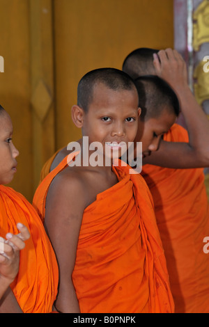 Thai Novizen im buddhistischen Tempel. Stockfoto