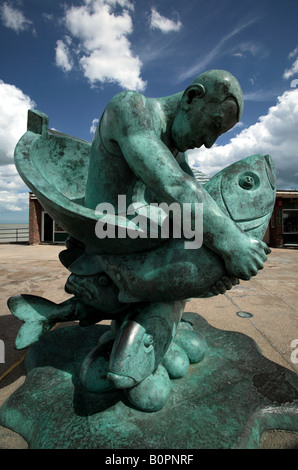 Weitwinkel Schuss eine öffentliche Skulptur mit dem Titel umarmen das Meer, Deal, Kent Stockfoto