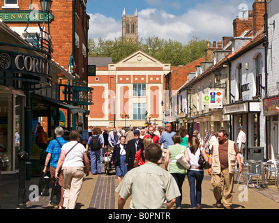 Käufer außerhalb des Cornhill Marktes in Lincoln City centre England UK Stockfoto