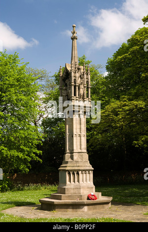 UK England Lincolnshire Grantham Swinegate St Wulframs Kirchhof War memorial Stockfoto