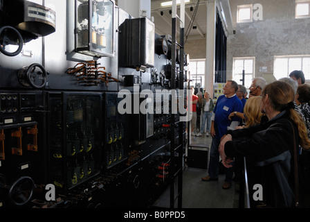 Besucher, die gerade eine Steuerplatine der Radiostation Grimeton in der Nähe von Varberg UNESCO-Welterbe Schweden Juli 2007 Stockfoto